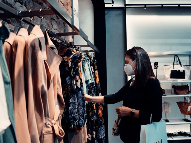 男性にも広がる夏の必需品日傘の賢い選び方と快適活用術